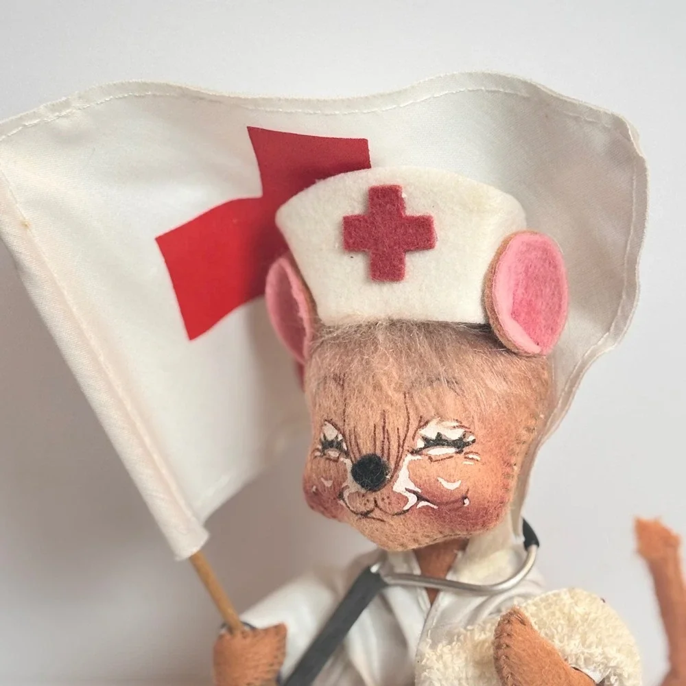 Vintage 1991 Annalee‎ Mobilitee Nurse Mouse Doll w Red Cross Flag 8